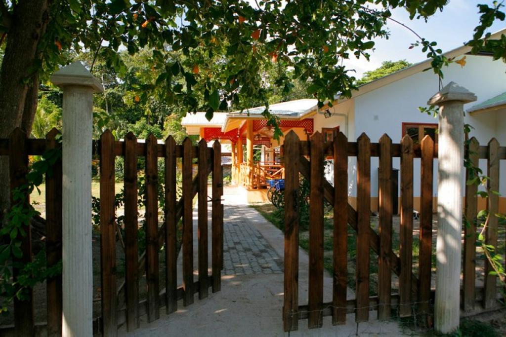 Jms Ventures Guesthouse - Private Pool 라디게 외부 사진